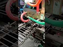 De lasverbinding van de stalen kooi met een stationaire puntlasmachine