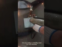 Het laswerk van de plaat met een handgevoerde pleklassen