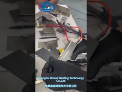 Het snijden van de metalen plaat met een laserlasser