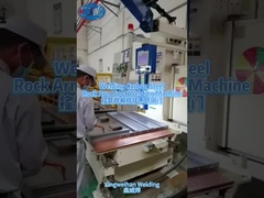 Lassen van de deur van koolstofstaal met een rocker arm tafel spot lasmachine