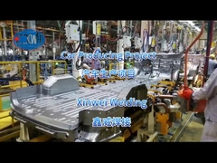 De draagbare pleklassenmachine die wordt gebruikt in het project voor de autoproductie