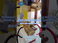 Metalen buizen en noten lassen met de vaste plek- en projectiesweismachine